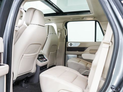 Used 2021 Lincoln Navigator Reserve w/ Luxury Package AWD/4WD image 19