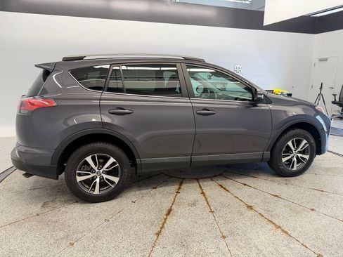 Used 2017 Toyota RAV4 XLE AWD/4WD image 4