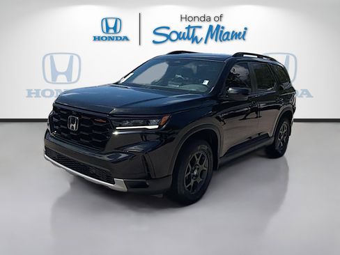 Used 2025 Honda Pilot TrailSport image 3