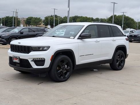 Used 2023 Jeep Grand Cherokee Limited w/ Black Appearance Package AWD/4WD image 9