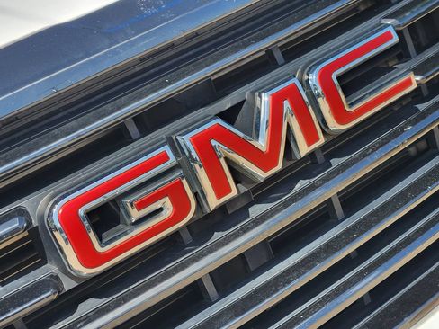 Used 2024 GMC Terrain SLE w/ Driver Convenience Package FWD image 17