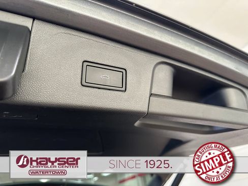 Used 2025 Volkswagen Atlas SE AWD/4WD image 40