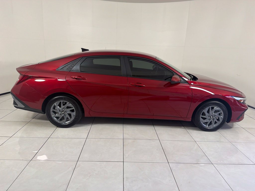 Certified 2025 Hyundai Elantra Hybrid FWD image 4