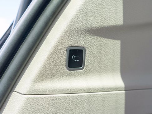 Used 2024 Chrysler Pacifica Touring-L FWD image 10
