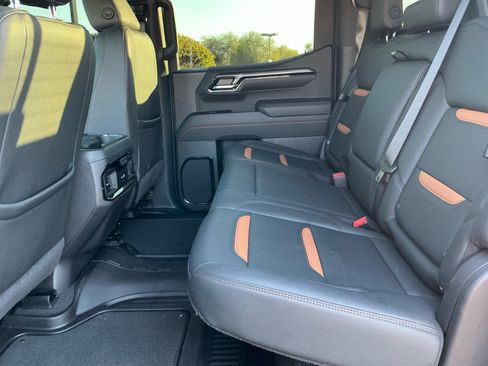 Used 2025 GMC Sierra 1500 AT4 w/ Technology Package AWD/4WD image 17