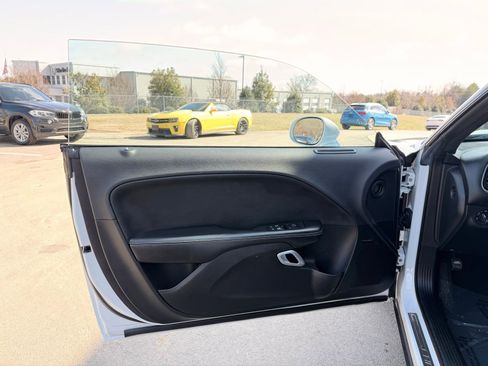 Used 2015 Dodge Challenger SRT w/ Technology Group image 15