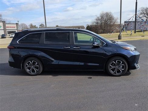 Used 2025 Toyota Sienna Platinum image 8