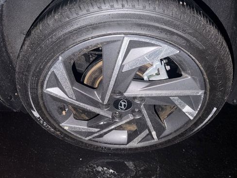 Used 2025 Hyundai Elantra Limited image 10