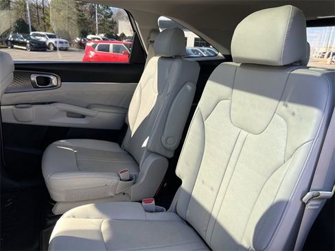 Certified 2022 Kia Sorento SX image 23