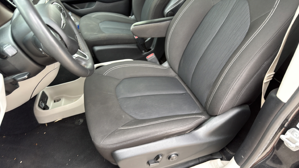 Used 2022 Chrysler Voyager LX FWD image 21