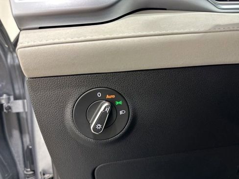 Certified 2025 Volkswagen Taos SE w/ Panoramic Sunroof Package image 19