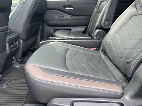 Used 2025 Nissan Pathfinder Platinum image 21