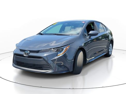 Used 2025 Toyota Corolla LE FWD image 3