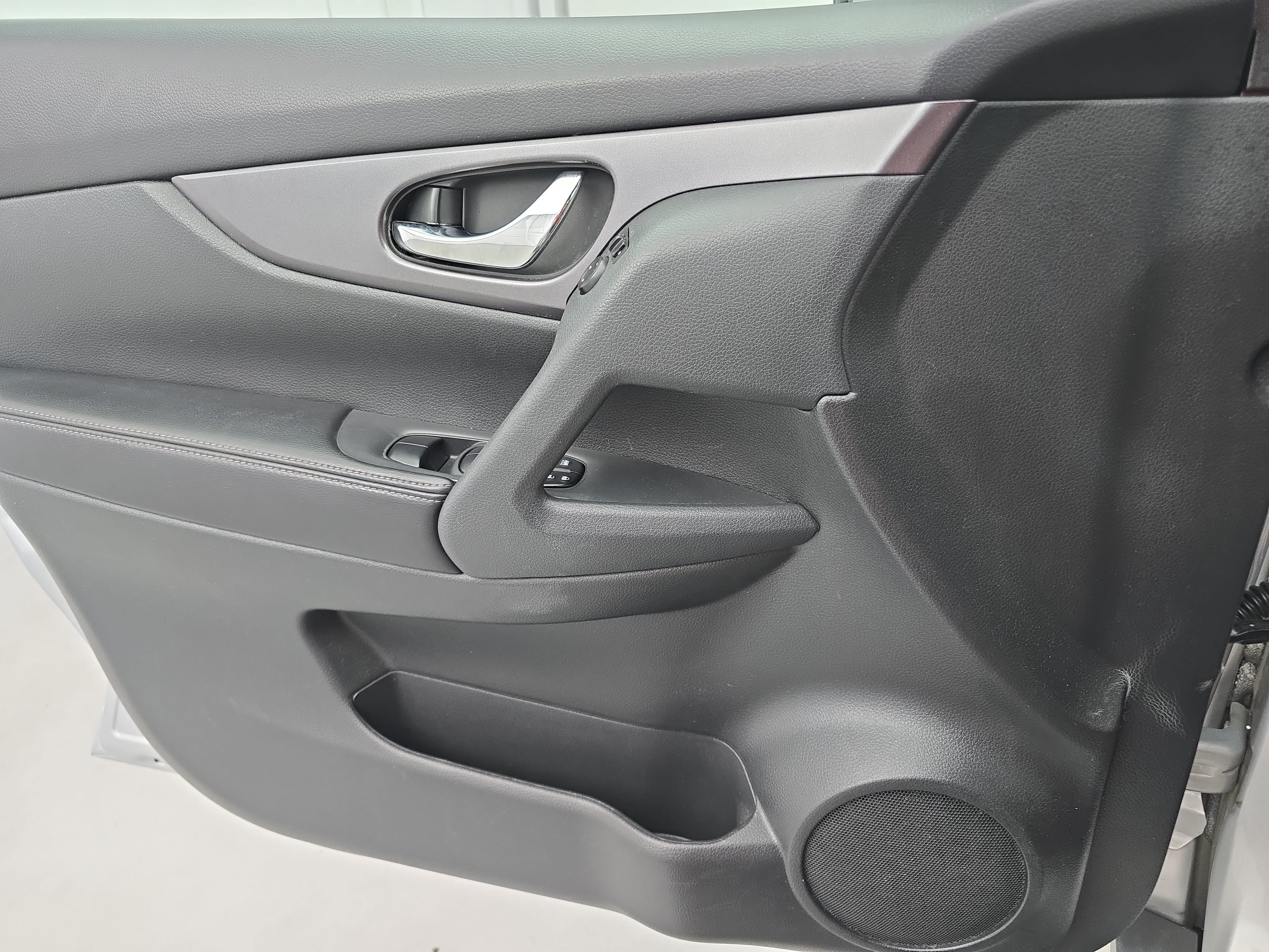 Used 2015 Nissan Rogue SV FWD image 25