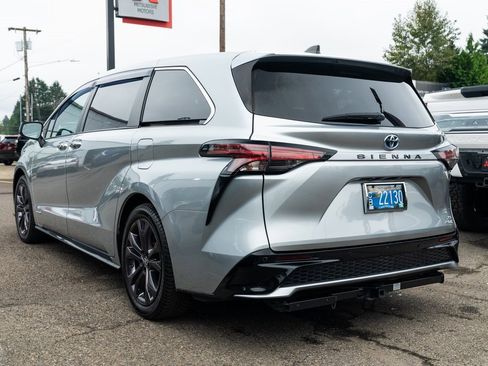 Used 2021 Toyota Sienna XSE image 4