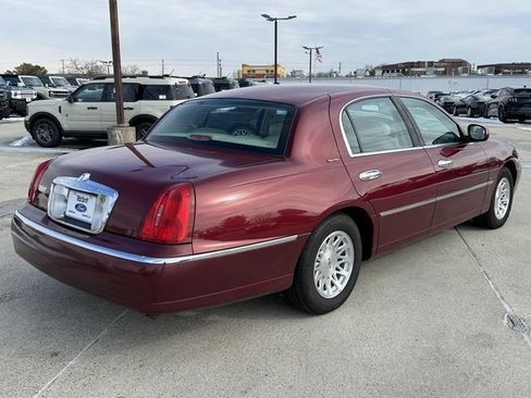 Used 1999 Lincoln Town Car Signature image 8