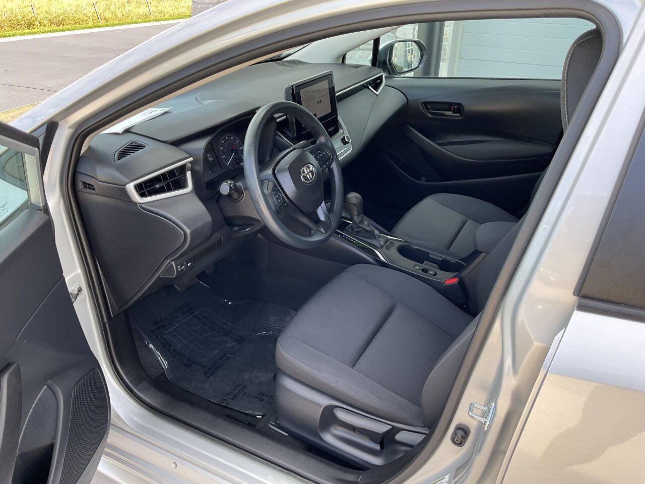 Used 2025 Toyota Corolla LE FWD image 14