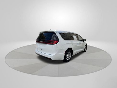 Used 2024 Chrysler Pacifica Touring-L image 7