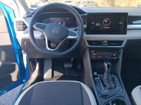 Used 2025 Volkswagen Taos SE w/ Panoramic Sunroof Package image 14