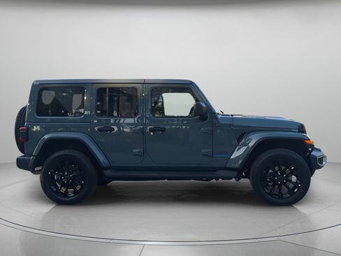 Used 2025 Jeep Wrangler Unlimited Sahara AWD/4WD image 39