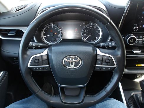 Used 2023 Toyota Highlander XLE AWD/4WD image 16