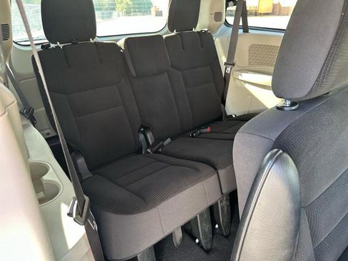 Used 2018 Dodge Grand Caravan SE w/ UConnect Hands-Free Group image 16