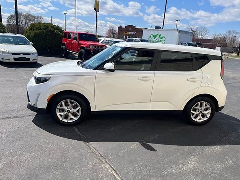 Used 2024 Kia Soul LX w/ Option Group 015 FWD image 5