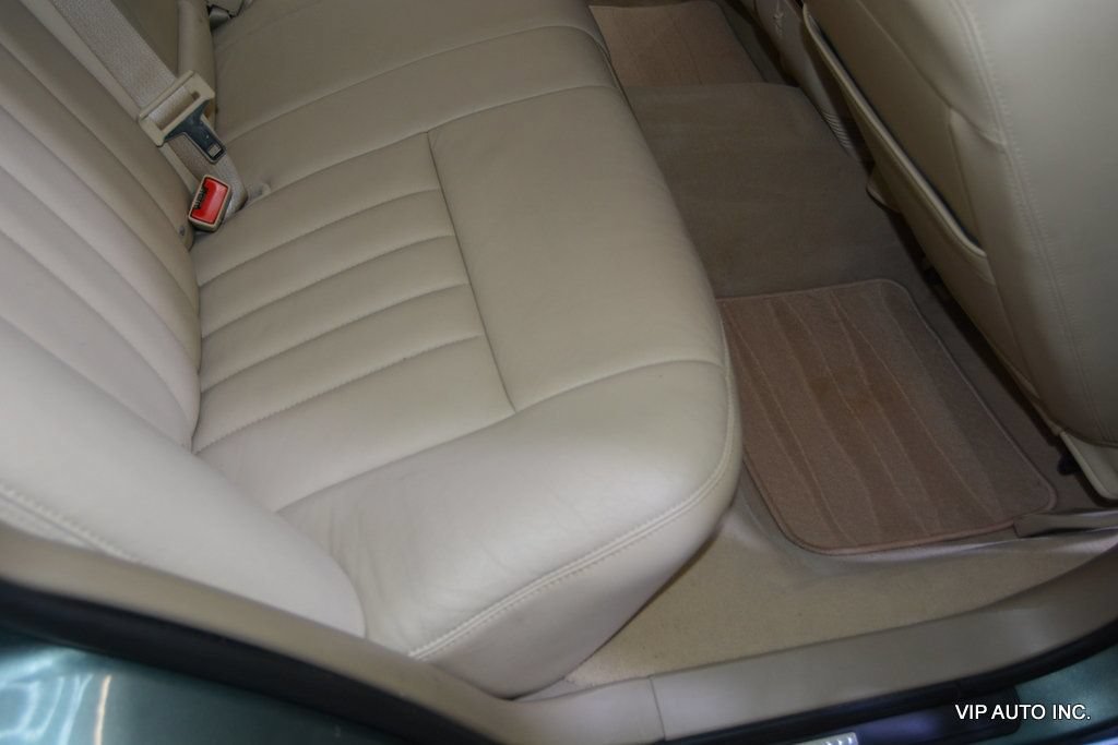 Used 2006 Lincoln Town Car Signature RWD image 28