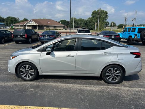 Used 2020 Nissan Versa SV image 3