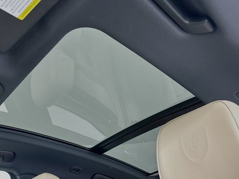 Certified 2025 Porsche Macan AWD/4WD image 23