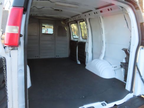 Used 2015 Chevrolet Express 2500 image 12