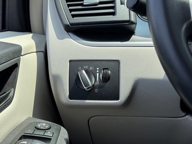 Used 2013 Volkswagen Routan SE FWD image 29