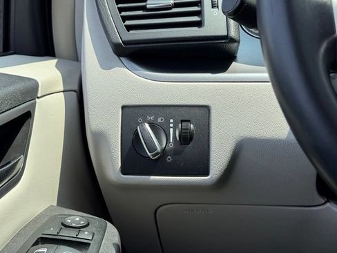 Used 2013 Volkswagen Routan SE FWD image 29