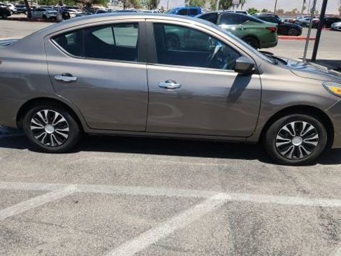 Used 2015 Nissan Versa SV FWD image 3