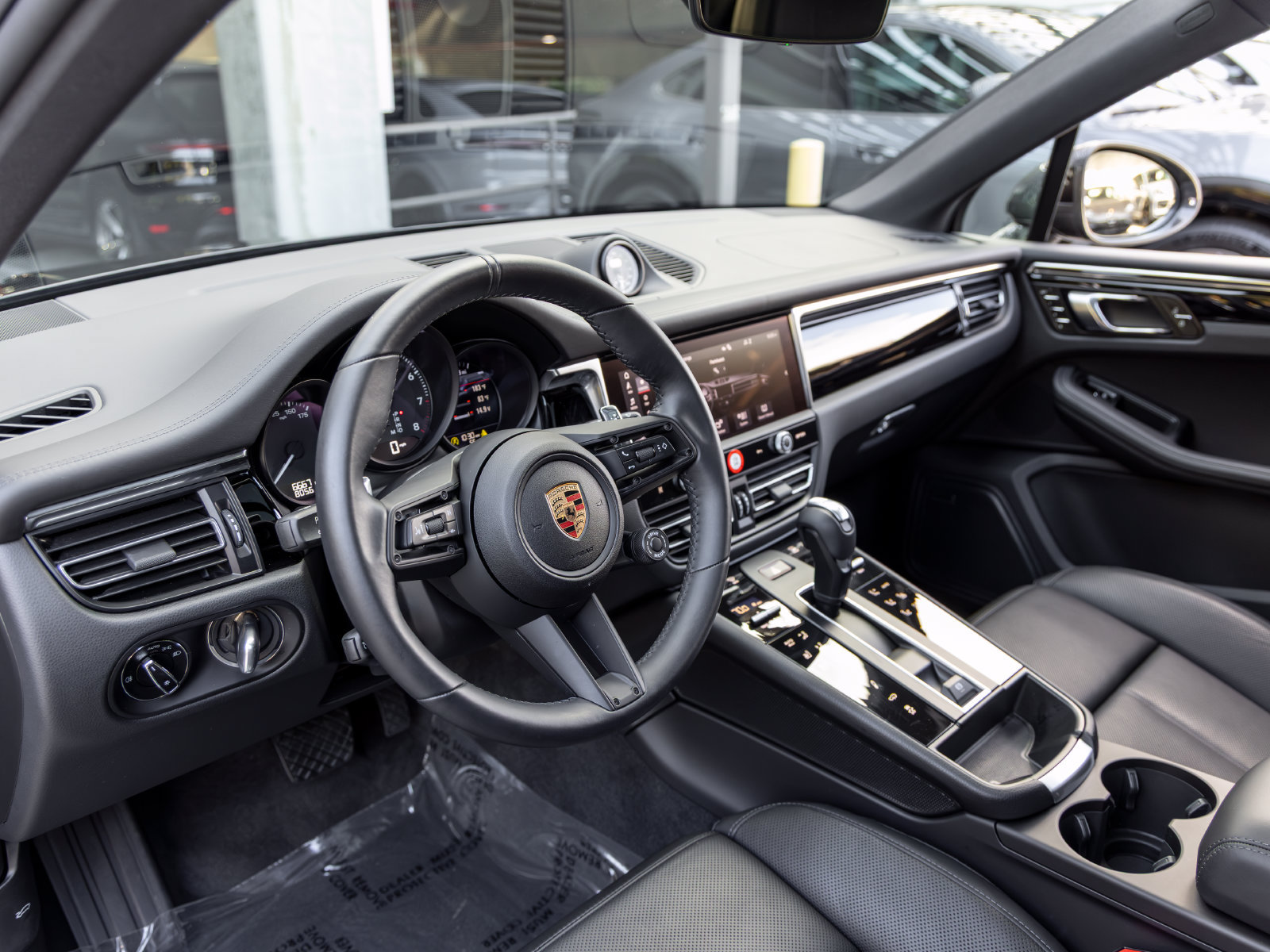 Certified 2025 Porsche Macan Turbo AWD/4WD image 4