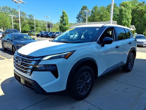 Used 2024 Nissan Rogue S FWD image 3