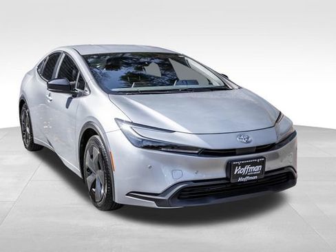 Used 2025 Toyota Prius LE FWD image 3