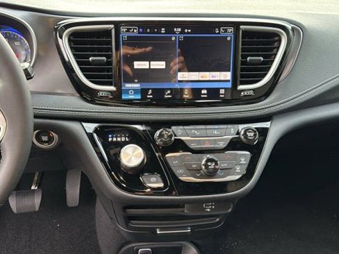 New 2026 Chrysler Pacifica Select image 16