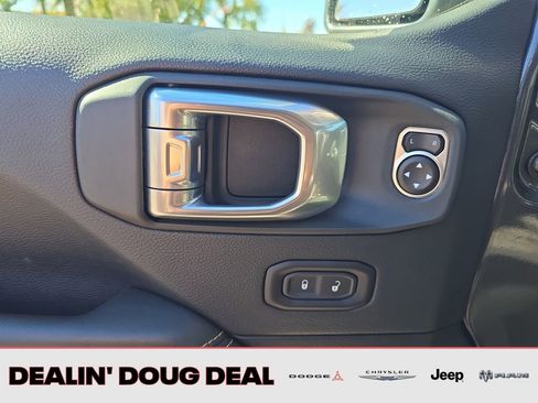 Used 2025 Jeep Wrangler Sahara image 12