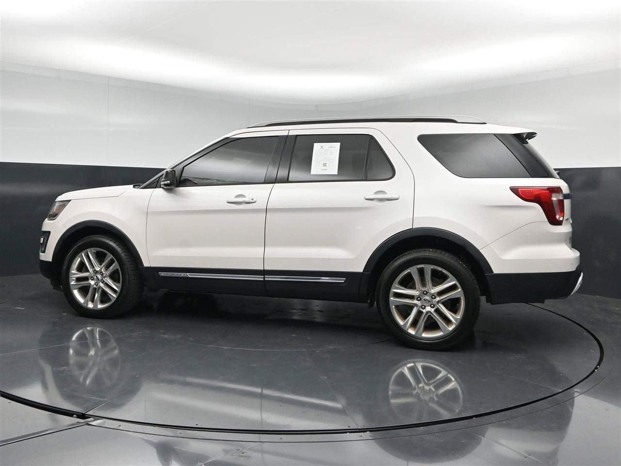 Used 2017 Ford Explorer XLT w/ Equipment Group 202A AWD/4WD image 8
