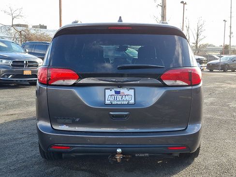 Used 2020 Chrysler Pacifica Touring-L w/ Advanced Safetytec Group image 6