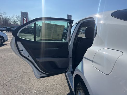 Used 2020 Toyota Camry LE image 19