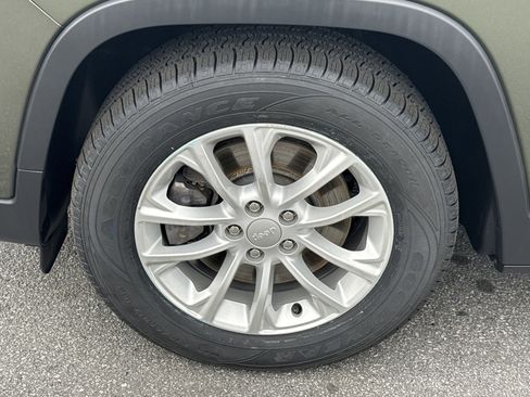 Used 2019 Jeep Cherokee Latitude w/ Popular Appearance Group image 13