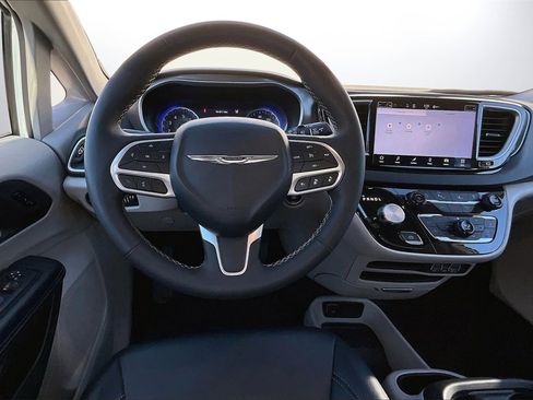 Certified 2024 Chrysler Pacifica Touring-L image 10