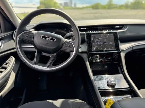 Certified 2023 Jeep Grand Cherokee Laredo image 13