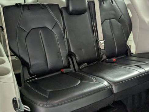 Used 2023 Chrysler Pacifica Touring-L FWD image 18