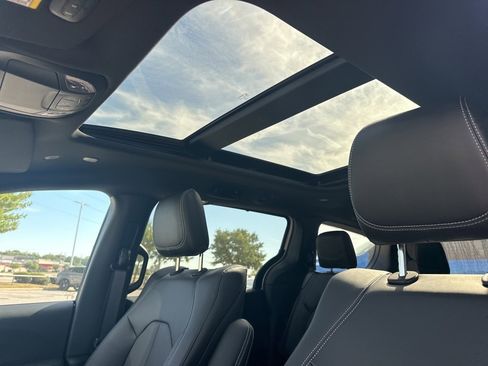 New 2026 Chrysler Pacifica Select image 2