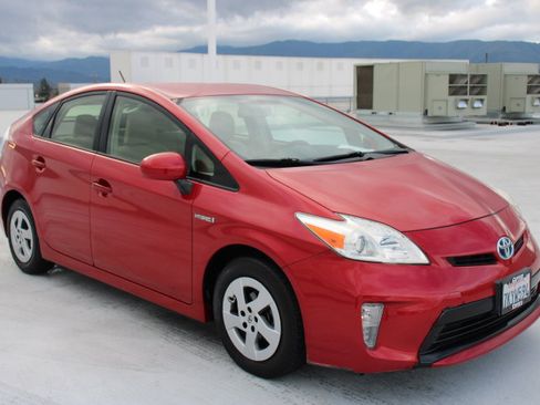 Used 2015 Toyota Prius Three image 2