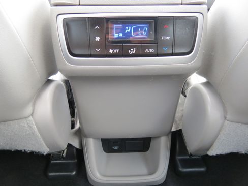 Used 2016 Toyota Highlander Limited image 35