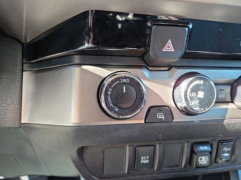 Used 2018 Toyota Tacoma SR5 image 23